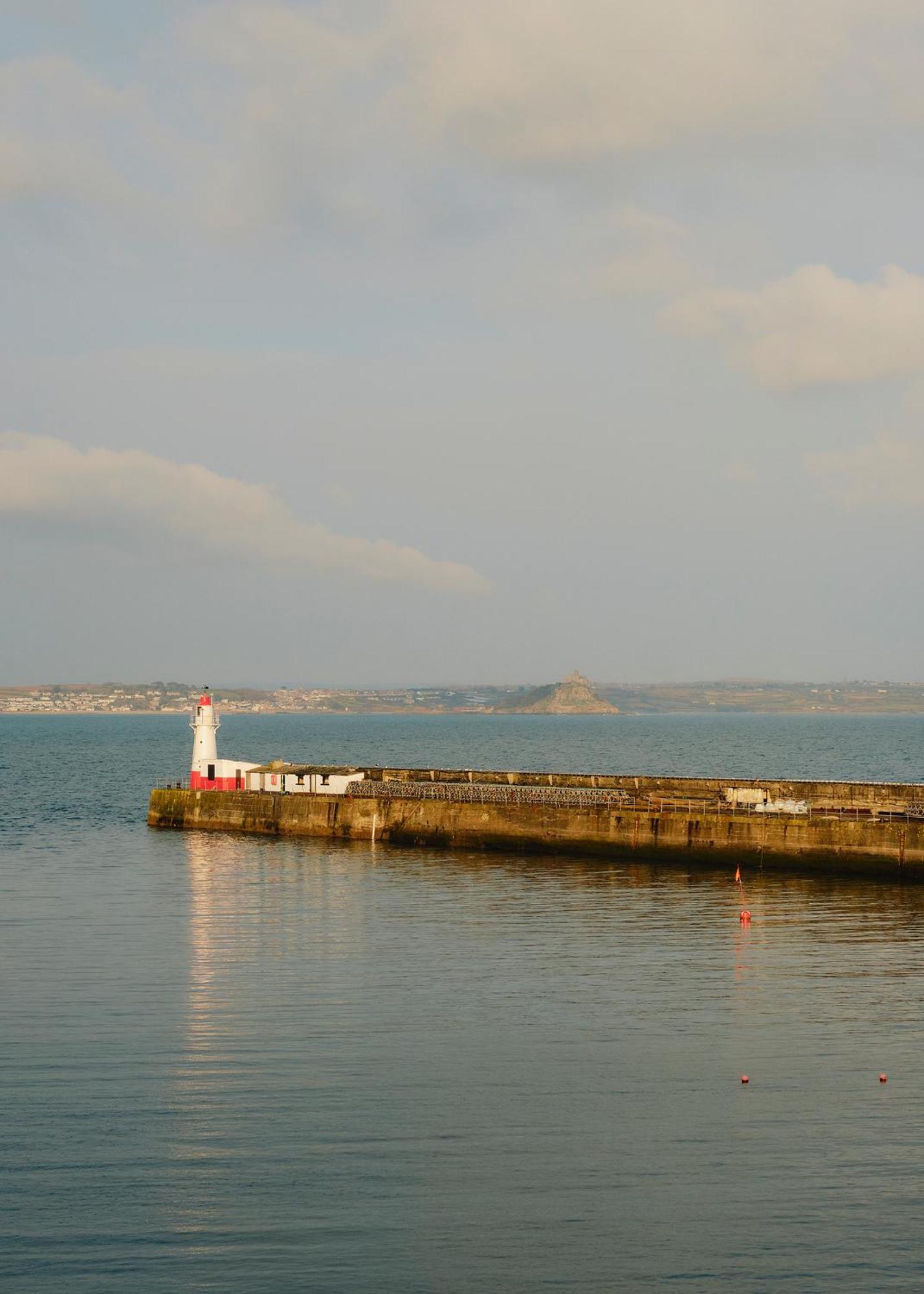 1-Bed Luxury Seafront Cabin In Heart Of Newlyn, Mousehole エクステリア 写真